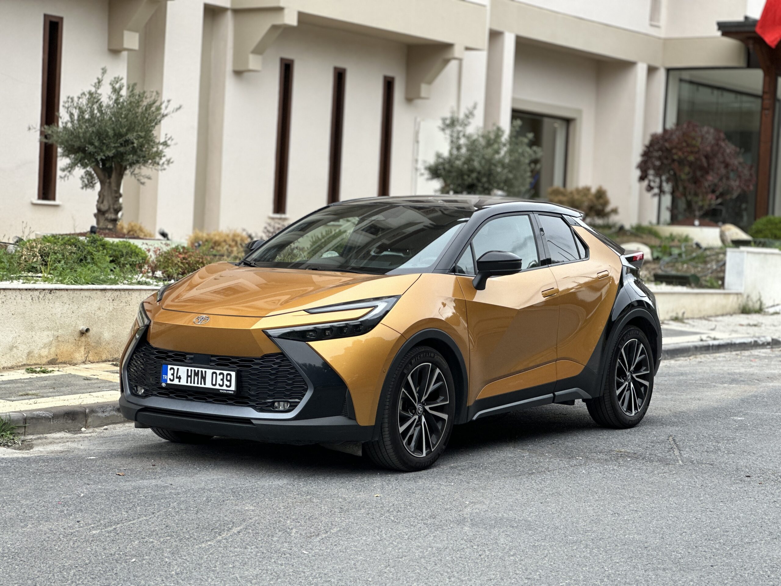 TEST: 2024 Toyota C-HR Test Sürüşü: Gelecekten Gelen Tasarruf Ustası!